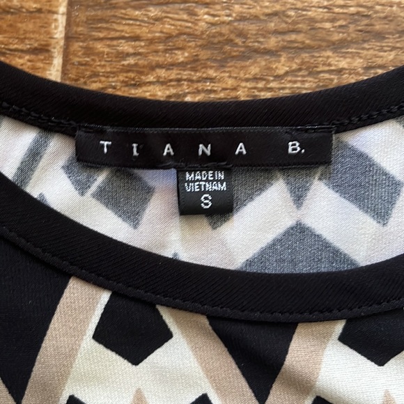 Ladie’s Small dress - Picture 2 of 3